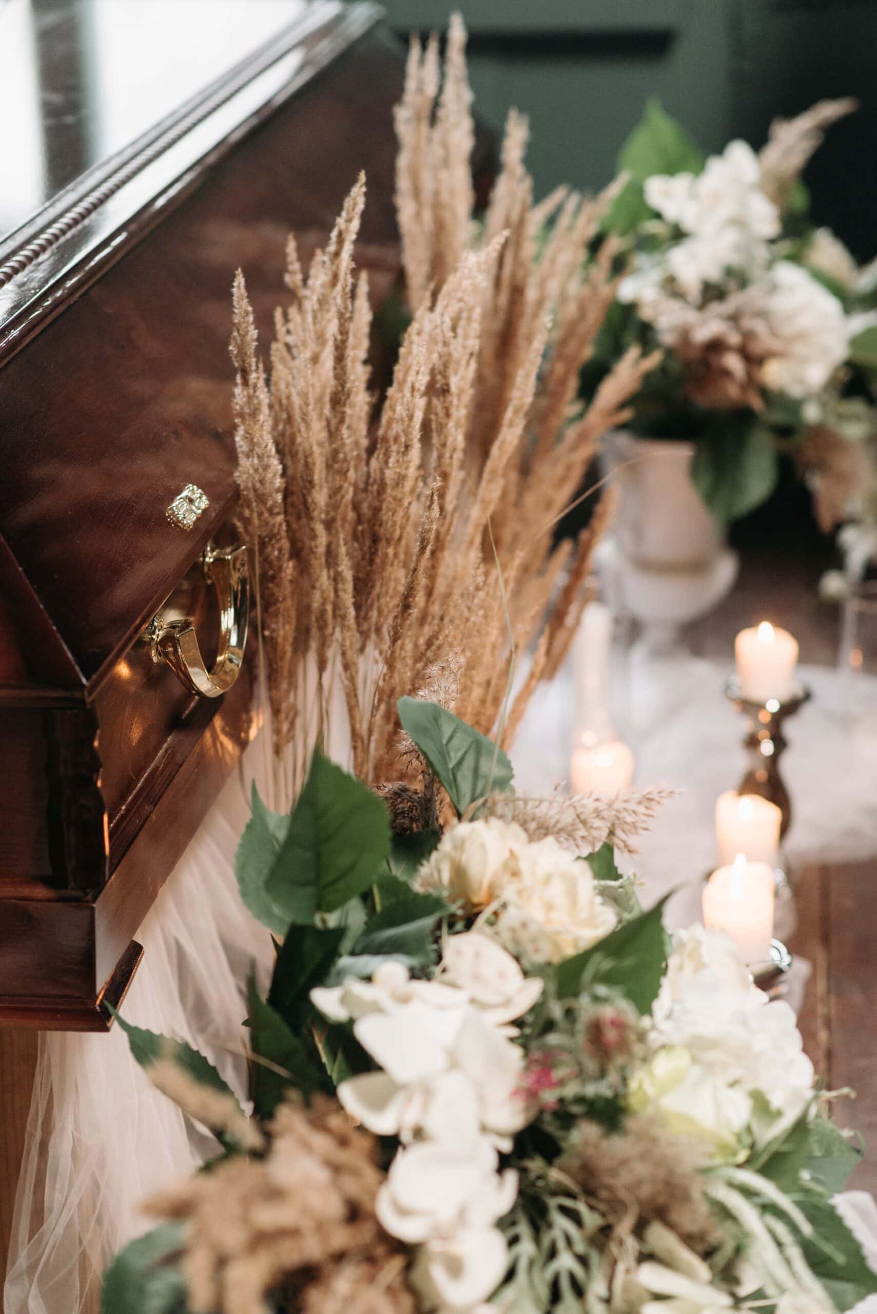Photo d'un cercueil avec des fleurs